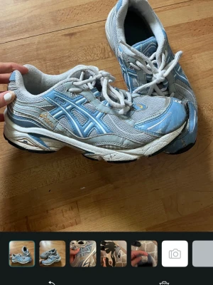 Asics löparskor  - Blå och vita sneakers från Asics.