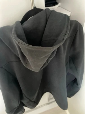 Svart hoodie från Nike med huva - Säljer en svart kofta från Nike i storlek S. Koftan har en klassisk design med stor huva och mjukt material som känns skönt mot huden. Perfekt för dig som gillar en enkel och stilren look. Passar till det mesta och är lätt att matcha med andra plagg.
