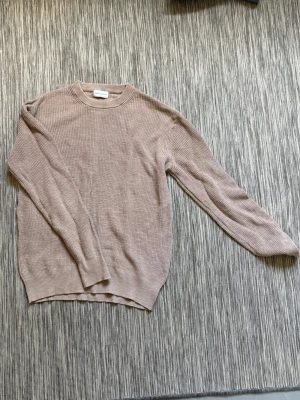 Beige stickad tröja These Glory Days - Säljer en stilren beige stickad tröja från These Glory Days. Tröjan har rund halsringning, ribbade muddar och är gjord i ett mjukt, tunt stickat material. Perfekt för lager på lager och enkel att matcha med olika outfits. Hör av dig vid frågor// kan gå ner i pris vid snabb affär!😃/ Milton