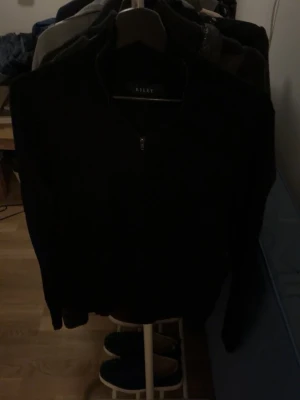 Svart halvzip tröja från Riley - Svart halvzip i riktigt bra skick. Ett lagat hål man ej kan se på bild. Storlek S!