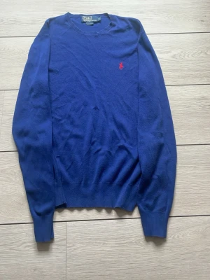 Stickad Ralph lauren tröja - Använd men fortfarande väldigt bra skick! Skriv vid minsta fundering 