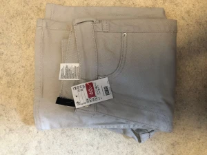 Ljusgråa flared jeans - Säljer ett par ljusgråa jeans med flared passform. Jeansen har klassisk femficksdesign och är tillverkade i bomull med lite elastan för extra stretch. Perfekta för en clean och stilren look. DE ÄR SMÅ I STORLEK TYP XS.