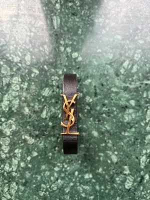 Saint laurent armband - Säljer detta tvärfeta armbandet från YSL självklart äkta! Onesize unisex pris: 799 skriv vid fundering/info