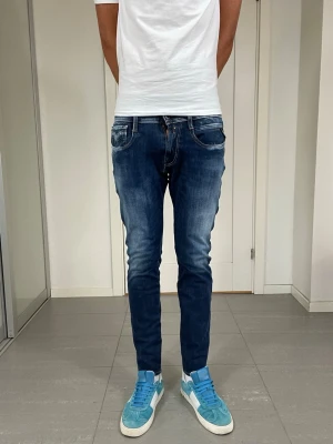 Replay Anbass Hyperflex Jeans - Säljer nu dessa Replay Anbass Hyperflex Jeans, W31 o L32 med mått ca 38,5 o 98 cm. skriv för fler bilder/frågor🙌🏼