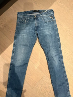 Blå slim fit jeans från Replay - Replay jeans. Är i helt okej skick liten skada vid skrevet men syns knappast. Skicka prisförslag 