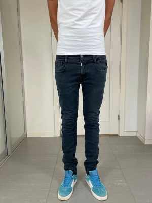 Replay Anbass Jeans  - Säljer nu dessa Replay Anbass Jeans, mått ca 37,5 o 103 cm. skriv för fler bilder/frågor🙌🏼