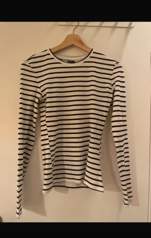 Randig långärmad tröja - Snygg långärmad topp från Pieces!! Aldrig använd