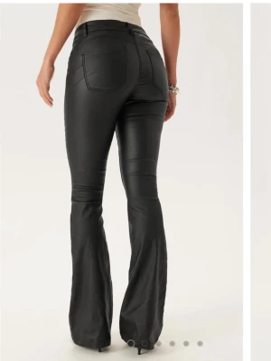 Svarta bootcut jeans i skinnimitation - Svarta snygga skinn byxor med låg midja och bootcut från bubbleroom, använda 1 gång så inprincip helt nya. Orginalpris 549🥰💗🌸