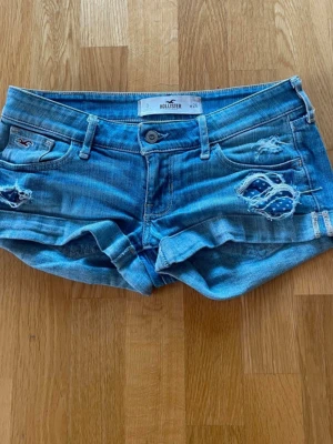 Blå jeansshorts från Hollister - Säljer ett par blå jeansshorts från Hollister, perfekt low waist och väldigt bekväma. Köpta från vinted för länge sen men har blivit lite för tajta på mig. 