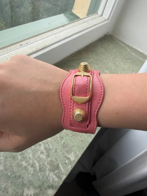 Rosa Balenciaga armband - Säljer detta rosa balenciaga armband i jättefint skick! Hör av dig om du har någon fråga🥰🥰