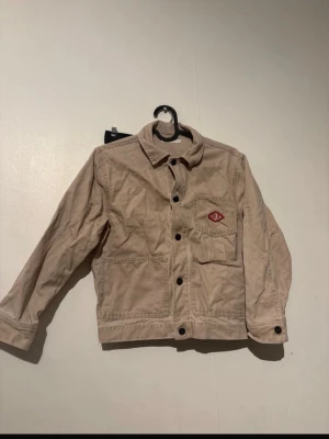 Zara kappa beige 🤎✨ - Köparen står för frakten.                                           Säljer en fin beige kappa från Zara i storlek 134. Stilren och bekväm – perfekt för höst, vår eller milda vinterdagar.  ✨ Märke: Zara✨ Färg: Beige✨ Storlek: 134✨ Skick: Bra skick, sparsamt använd.✨ Lätt att matcha med jeans, leggings eller en fin klänning.  Hör gärna av dig om du har frågor eller vill ha fler bilder! 💕