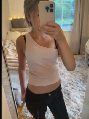 ljusrosa oneshoulder topp - ljusrosa one shoulder topp, perfekt att matcha till sommaren med jeanskjol!! aldrig använd av mig