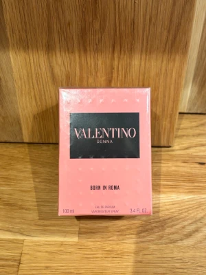 Valentino Donna Born In Roma parfym - Valentino Donna Born In Roma Eau de Parfum. Flaskan rymmer 100 ml och doften är elegant och modern, perfekt för dig som vill ha en exklusiv parfym med lyxig känsla. Parfymen är oöppnad och aldrig använd. Köpt på kicks och säljs då jag inte använder denna doften!