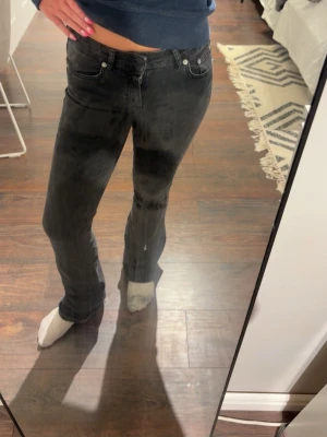 Svarta bootcut jeans - Nice jeans från lager157, bra skick, lite slitna längst ner. Längd- tall. Men sitter bra på mig som är 165💕