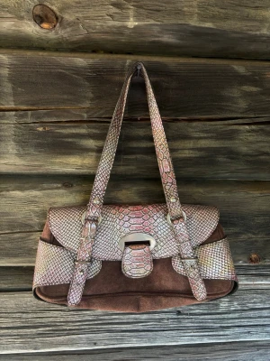 Vintage Y2K handväska - Supersöt axelväska med lite boho chic vibe! Äkta mocka och superfint skick💕🌞Öppen för prisförslag & postar snabbt🌼