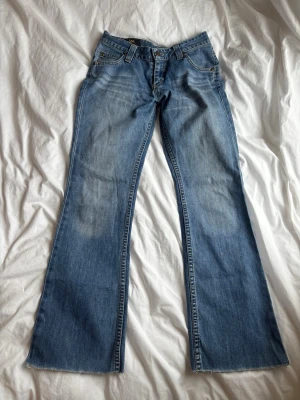 lee lågmidjade utsvängda jeans - midjemått:35 cm innerbenslängd:74cm  storlek 27 100%cotton