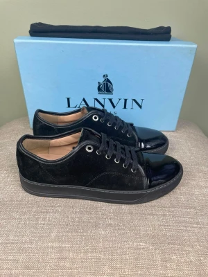 Lanvin skor - Hej, säljer nu dessa svin snygga Lanvin skor. Skorna är i grymt skick! Begränsat antal boxar och dustbag. Hör av dig vid frågor. 