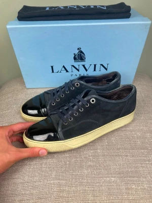 Lanvin skor - Hej, säljer nu dessa svin snygga Lanvin skor. Skorna är i ok skick! Begränsat antal boxar och dustbag. Hör av dig vid frågor. 