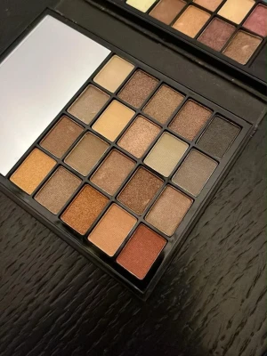 e.l.f. ögonskuggspalett med 24 färger - Snygg ögonskuggspalett från e.l.f. med 24 olika nyanser i både matta och skimrande toner. Paletten innehåller allt från neutrala bruna och beige färger till starkare blå, turkos och vinröda nyanser. Perfekt för att skapa kreativa och färgstarka ögonlooks.