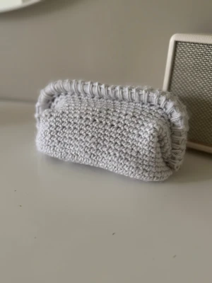 Grå virkad clutch  - Grå handvirkad liten clutch🩶