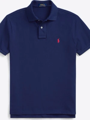 Marinblå pikétröja från Polo Ralph Lauren - Klassisk marinblå pikétröja från Polo Ralph Lauren med korta ärmar och röd broderad logga på bröstet. Tröjan har krage och knappar framtill, tillverkad i bomull för en bekväm känsla. Använd fåtal gånger. Vid mer frågor tveka inte på att höra av dig!