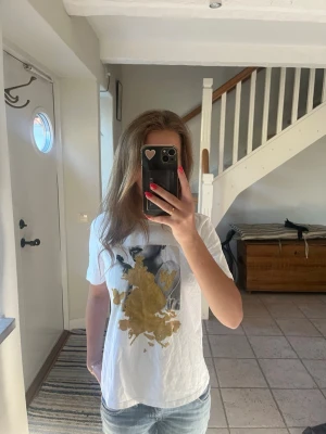 T-shirt med tryck  - T-shirt med guld tryck, mycket bra skick 