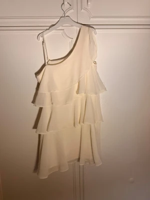 Ljus gul klänning - Köpte denna klänningen ifrån Gina Tricot i storlek 170 till min skolavslutning och hade på mig den då och sedan en till gång på semester men inte mer än det. Nästan helt ny och i jätte fint skick!!