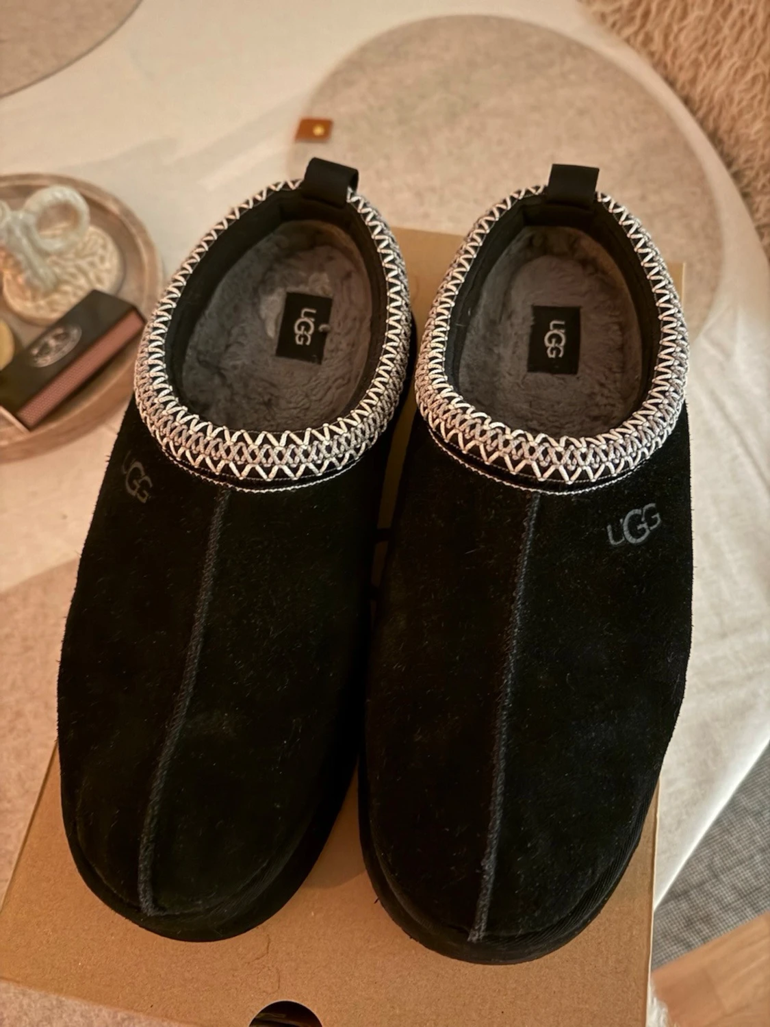 Svarta UGG tofflor med mönstrad kant - 1