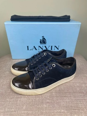 Lanvin skor - Hej, säljer nu dessa svin snygga Lanvin skor. Skorna är i grymt skick! Begränsat antal boxar och dustbag. Hör av dig vid frågor. 