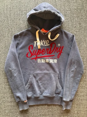 Superdry hoodie ~ vintage  - Säljer nu denna sjukt snygga Superdry Vintage Wash hoodien | st S ~ 170–180cm | sjukt snygg vintage wash som ger en unik look | passar perfekt nu till kyligare dagar! Modellen produceras inte längre och är därav väldigt sällsynt. Kan även gå ner lite i pris vid snabb affär🍁🫶