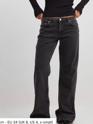 Mörkgrå low waist jeans - NA-KD - Mörk grå jeans från NA-KD med lågmidja och raka ben. Helt nya med lappar kvar, Storlek 32🥰nypris 699kr