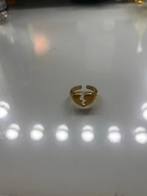 Guldig Lyla ring  - guldig lyla ring i bra skick aldrig använd säljs ändast då jag fått dubbletter, som jag sa är den aldrig använd och allt guld är kvar inget har lossnat inget rost eller liknande, priset är lägre en ordinarie då jag gärna vill få den såld, hör av vid intresse eller för flera bilder☺️😁