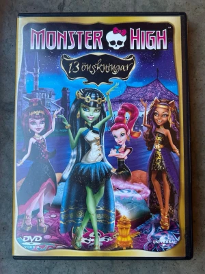 Monsterhigh - 13 önskningar DVD - DVD-film med ”Monster High - 13 önskningar”. Speltid: 1 timme, 10 minuter.  Finns på språk: Svenska, Danska, Norska, Finska, Engelska   OBS!! skivorna är begagnade så det kan förekomma repor/hairlines på skivorna, men då jag kollar igenom alla filmer jag säljer garanterar jag att alla funkar felfritt om inget annat står! :)