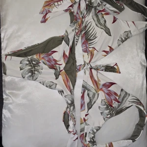 Set Bikini  - Har använd två gånger, inga skador, ny tvättad. Väldigt fint material 👌 Storleken är S men jag brukar ha XS så det bikini passar både för S och XS.  Mer info DM 🌸