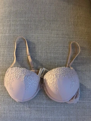 Rosa bh  - Superfin rosa bh med vit spets från H&M som tyvärr inte kommit till användning. Storlek 80C 