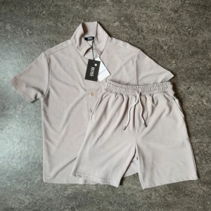Beige kortärmad skjorta med shorts från BOSS - 👕 Plagg: Skjorta med shortsset 📏 Storlek: S 🏷️ Märke/modell: BOSS ✨ Skick: Mycket fint skick, 9/10. Har använts ett par gånger men är som ny som man kan se!  Vid frågor eller funderingar är det bara att skriva! Självklart så kan priset diskuteras🤝🤝