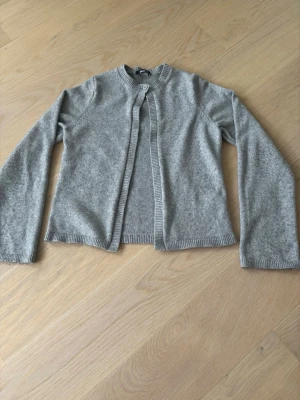 Grå kofta - Mysig och fin grå kofta från Gina Tricot med rund halsringning och knapp upptill. 