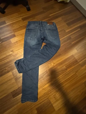 raka jeans - Snygga mörkblå jeans med rak passform. W 29 L 30