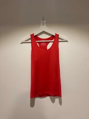 Rosa linne från Newbody - Snyggt rött linne från Newbody, aldrig använd
