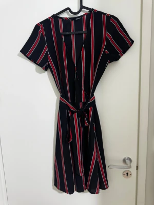 Klänning  - En klänning från H&M i stl 34 säljs för 100 kr. 