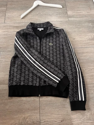 Lacoste tröja - Väldigt snygg. Väldigt bra skick, knappt använd, ny pris 2200kr! Mitt pris 1200kr skicka gärna bud 