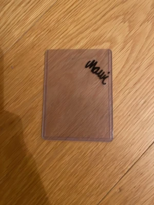 Mauri signatur  - Bevis på sista bilden. Säljer ett stilrent transparent kortfodral i plast med svart Mauri signatur i hörnet. Perfekt för att förvara dina kort på ett smidigt och snyggt sätt. Enkel och modern design som passar i fickan eller väskan.