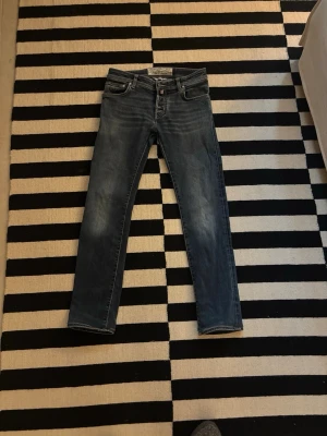 Jacob Cohen Style 622 - Säljer nu dessa Jacob Cohen jeans med modellen Style 622. Jeansen är i väldigt bra skick, och tvätten på dessa jeans är sjukt snygg. Nypris på dessa är runt 5 tusen. Skick 9/10