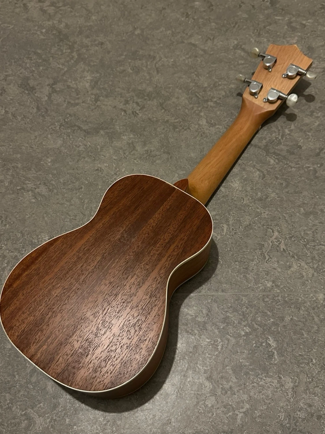 Ukulele i trä med naturfinish - 1