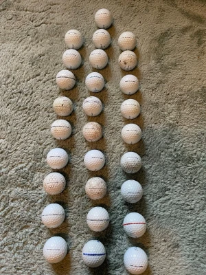 Samling golfbollar Pro V1 - Säljer ett gäng vita golfbollar, flera med märkningen Pro V1. Bollarna har klassisk rund form och dimple-mönster. Perfekt för dig som vill fylla på golfväskan med extra bollar till träning eller spel. Väldigt bra pris