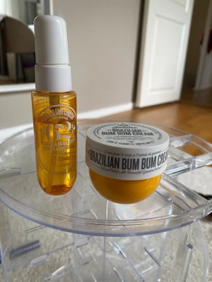 Brazilian Bum Bum Cream & Body Mist - Säljer ett kit med Brazilian Bum Bum Cream i en gul burk och en Brazilian Crush Cheirosa 62 Body Mist. Krämen är knappt använd och misten är mer en halva kvar. Mishen har en doft av pistage och saltedcaramel