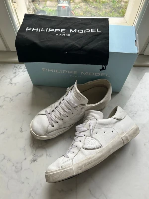 Philippe Model Prsx Low Men - Philippe Model Prsx Low Men Storlek: 43 Färg: vit Modell: Prsx low Skick: 9,5/10, använda fåtala (10) gånger Nypris: 275€ 100% Äkta såklart!