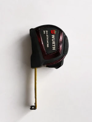Würth måttband 3 meter - Säljer ett smidigt måttband från Würth med längd på 3 meter. Höljet är svart och mörkrött med robust plastmaterial och tydlig märkning. Perfekt för att mäta både små och stora projekt. Bandet är gult med svarta markeringar.