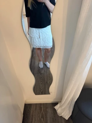 Vit kjol - Vit kjol med blommor❤️Skriv vid fler frågor eller bilder!❣️