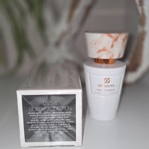 Chogan 055 Extrait de Parfum - Ny - Italiensk kvalitet med 30% äkta parfymoljor för grym hållbarhet som sitter hela dagen. Ibland dagen efter också!                  Doftfamilj: Samma lyxiga, söta och glamorösa familj som Black Opium från YSL. En riktig storsäljare!                                  Noter: Mörkt kaffe, söt vanilj, päron, jasmin & cederträ.